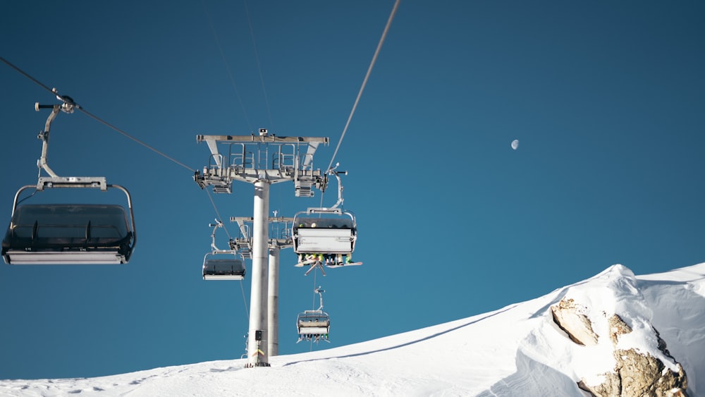 Tour en métal blanc pendant la journée