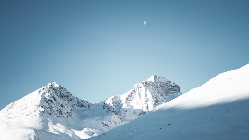 montagne glaciali durante il giorno