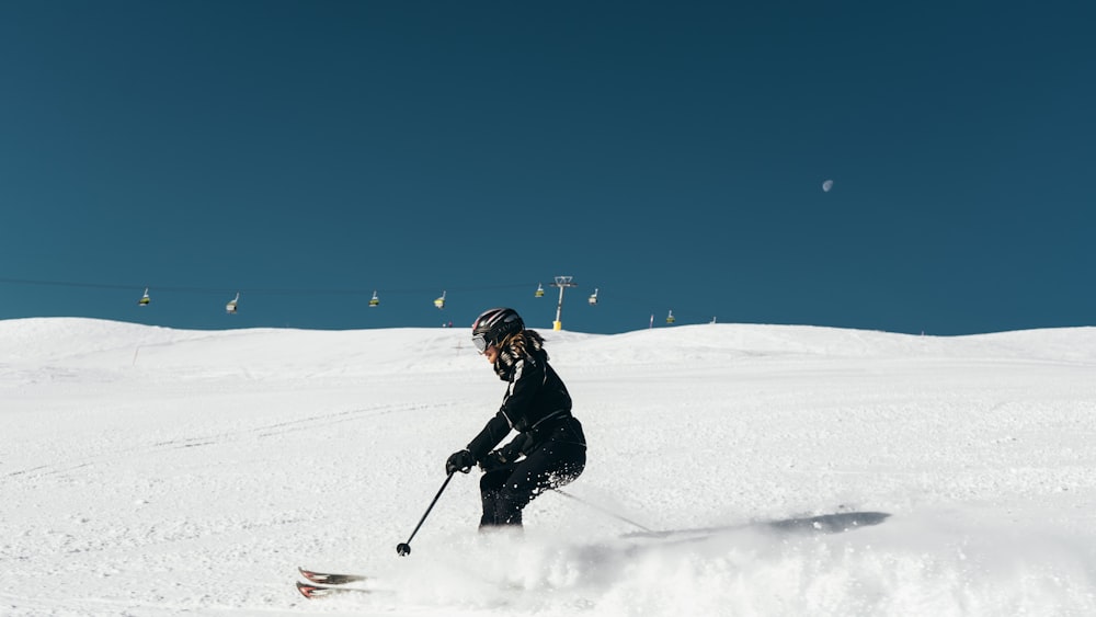 Person, die auf dem Eisfeld Ski fährt