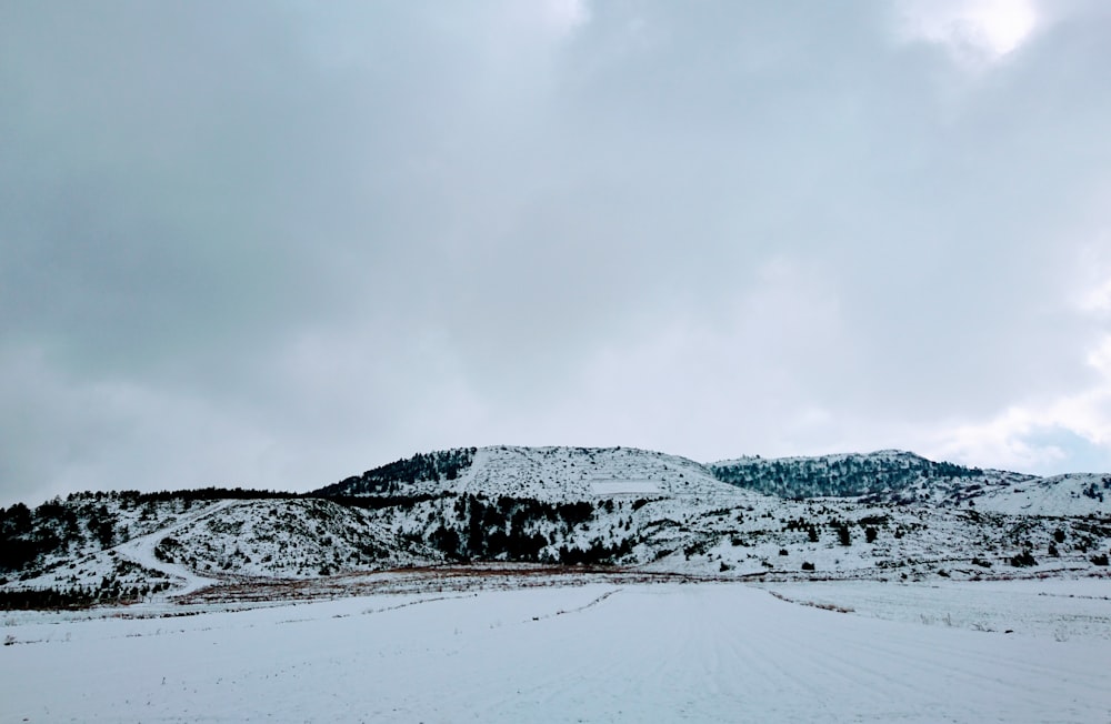 montagne blanche et noire pendant la journée