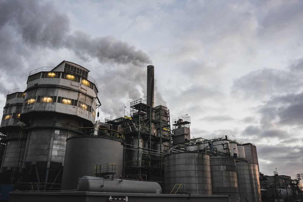 usine blanche et brune pendant la journée