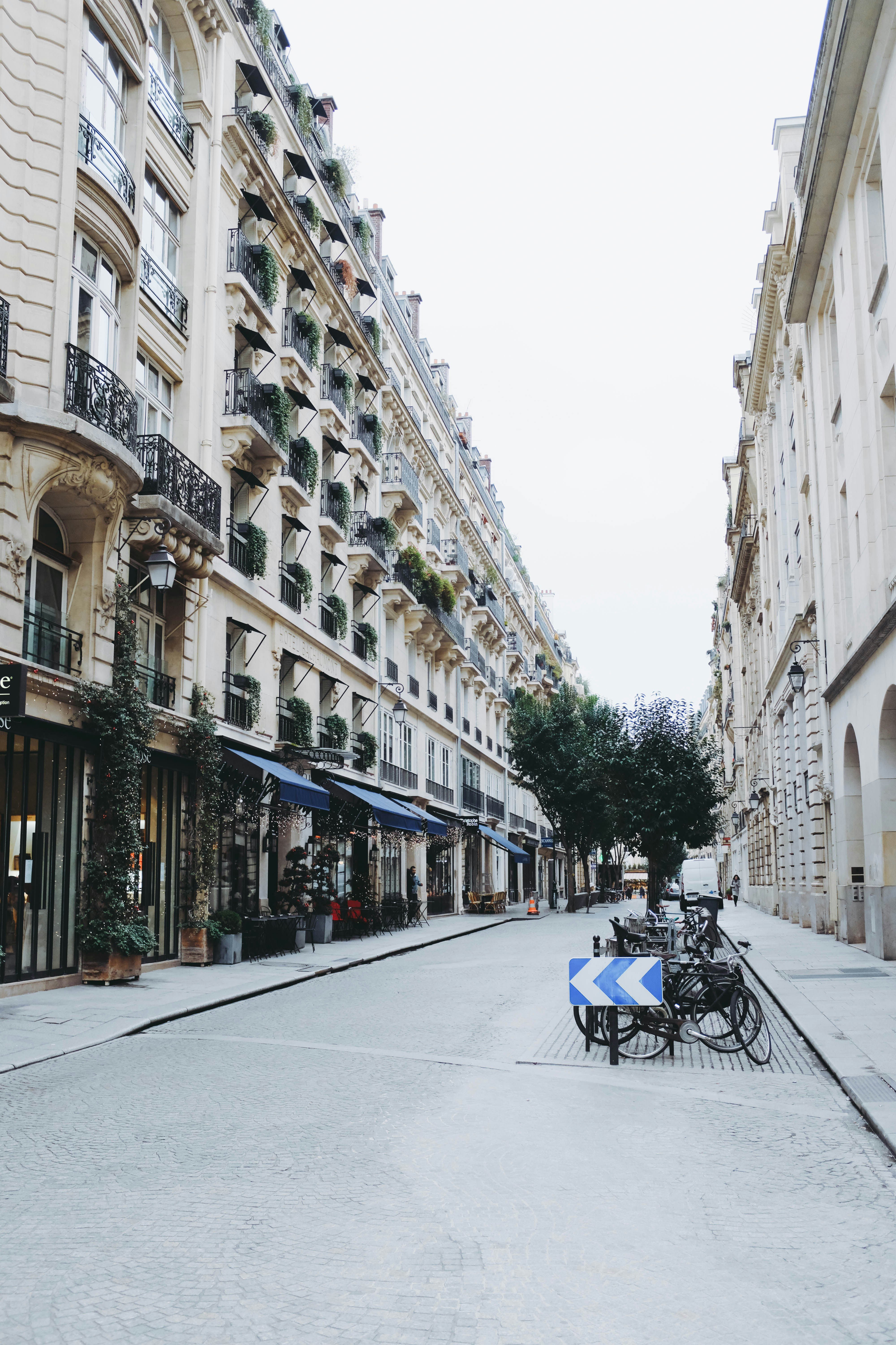 Photo by adrienolichon