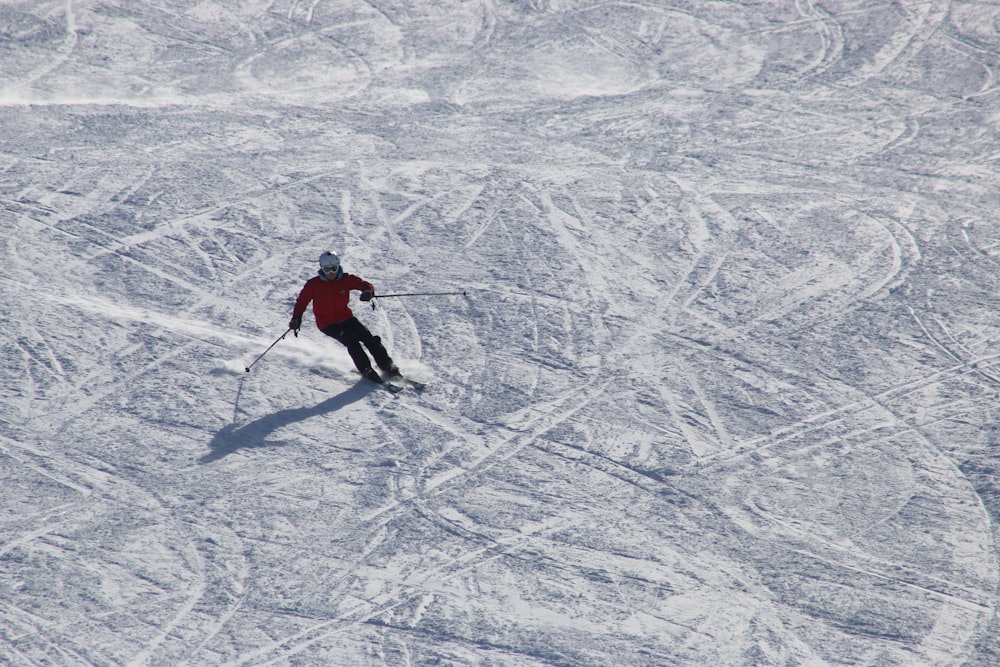 雪の上を滑る人