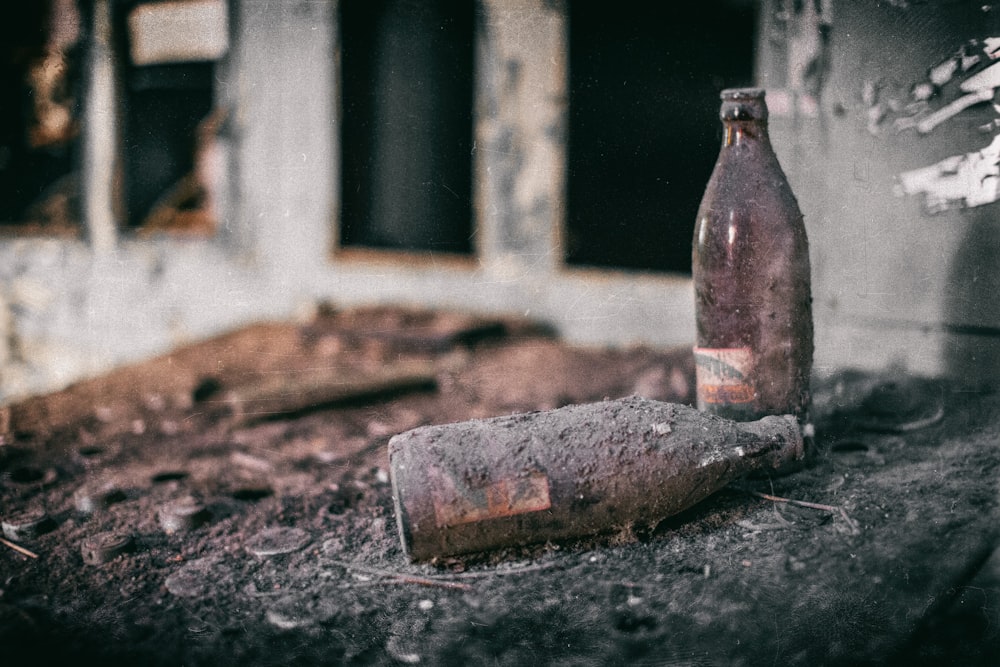 Fotografía de enfoque selectivo de dos botellas marrones