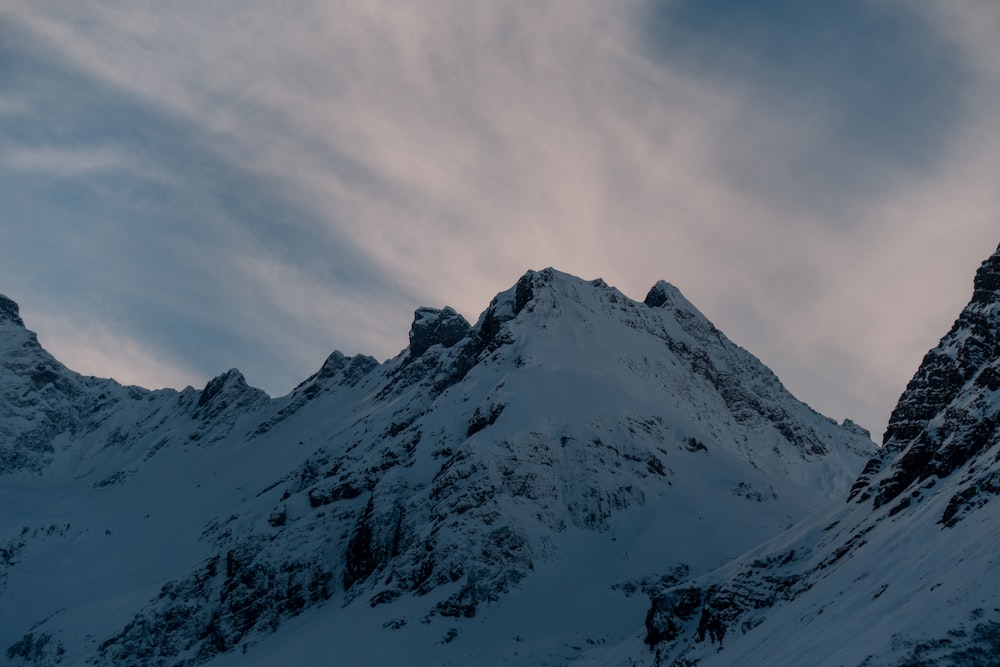 Montanha de neve sob nuvens