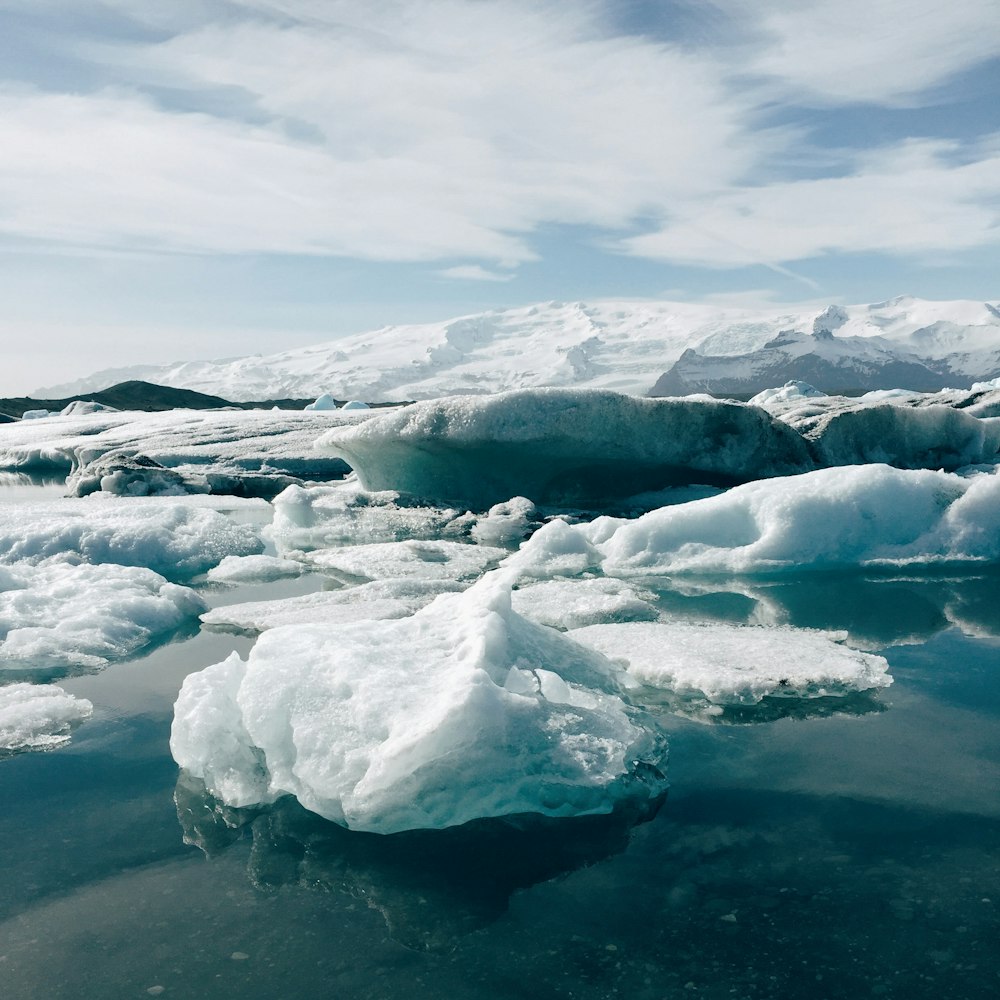 formazione di ghiaccio allo specchio d'acqua