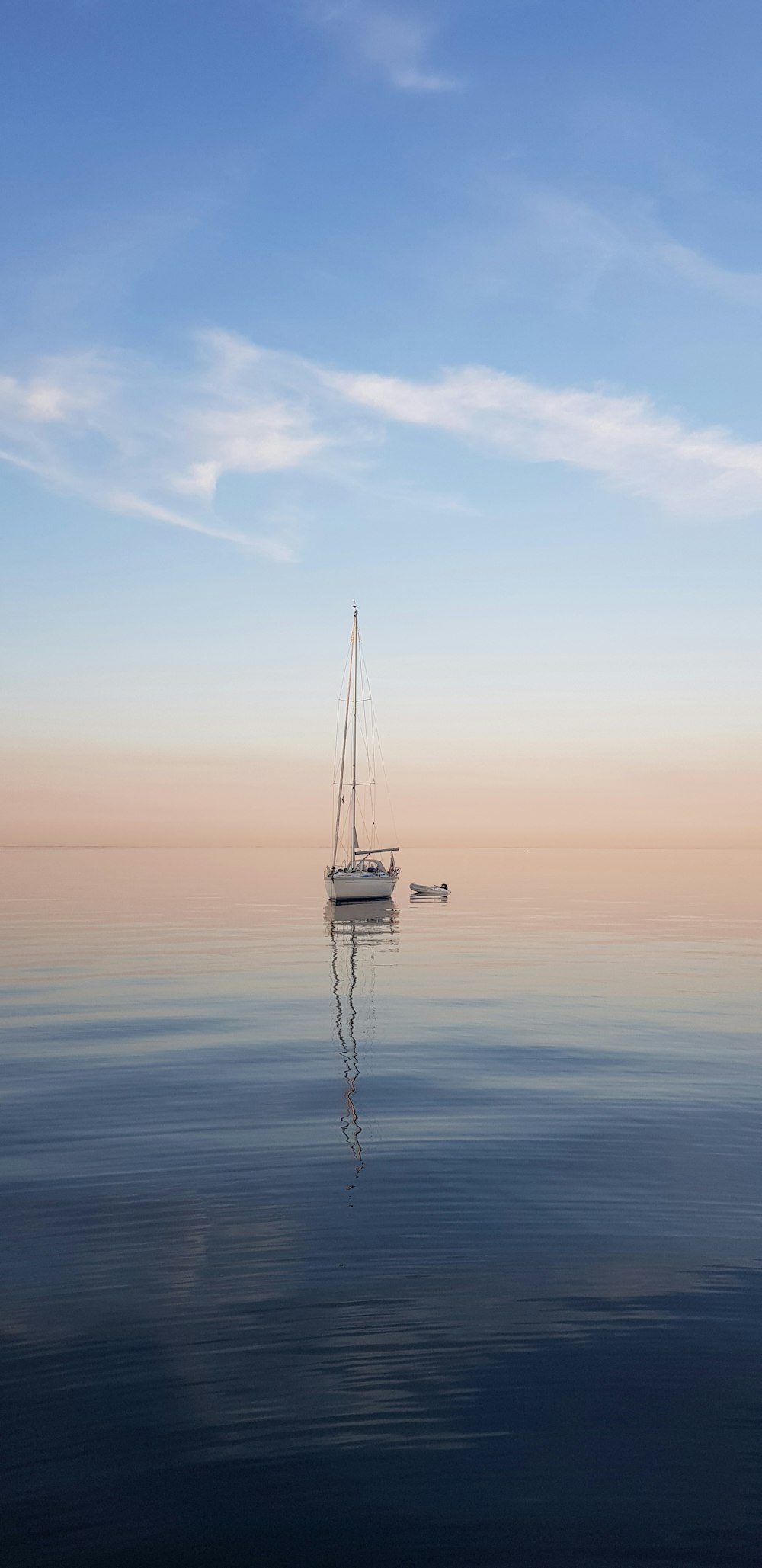 velero blanco en medio del mar