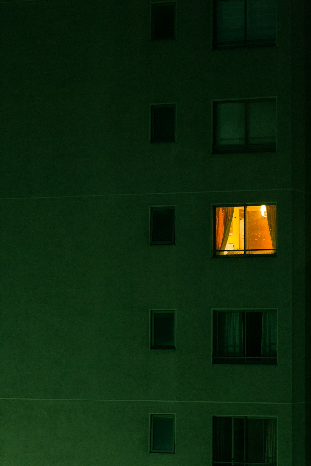ventana abierta dentro de un apartamento de hormigón