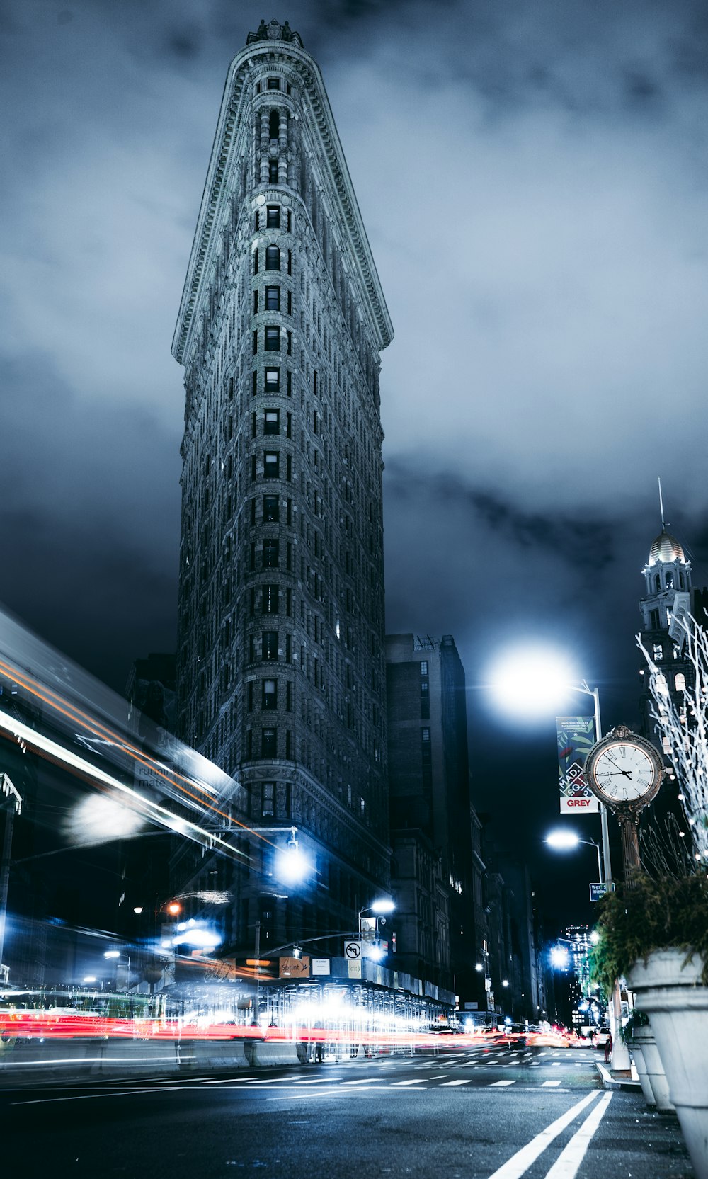 Photographie en contre-plongée d’un immeuble de grande hauteur la nuit