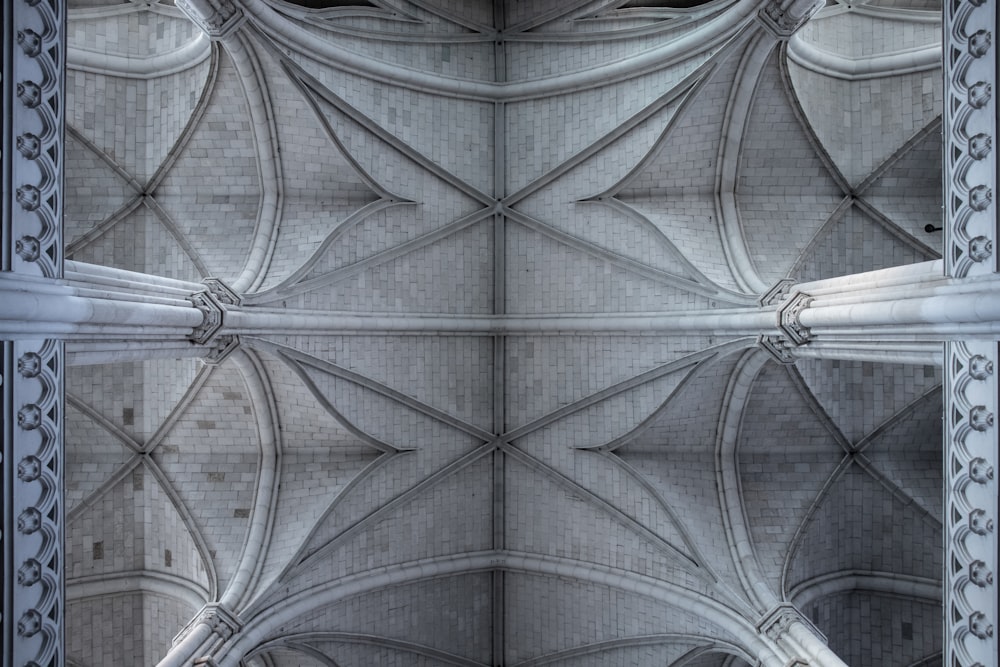 Vue intérieure d’un toit en béton gris