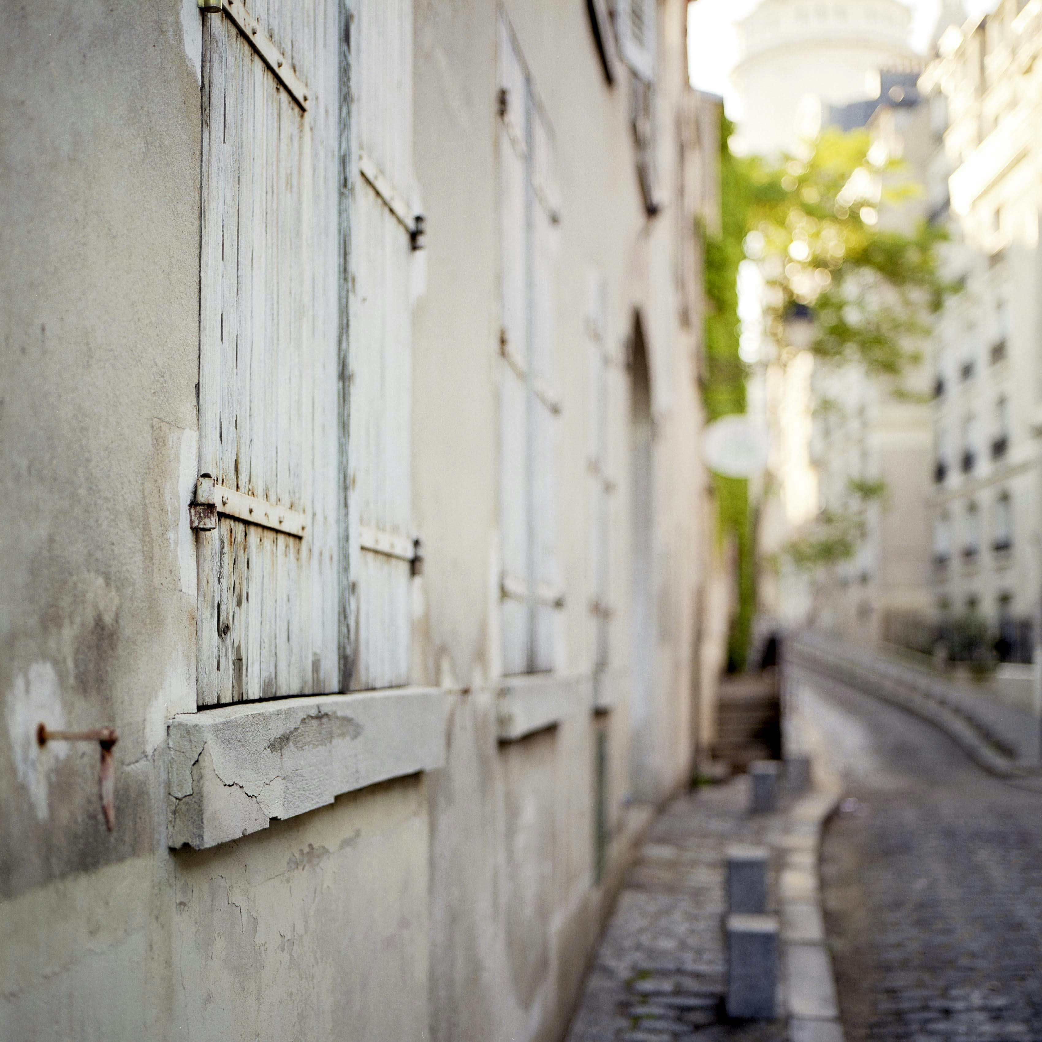 selective focus photography of gray concrete wall