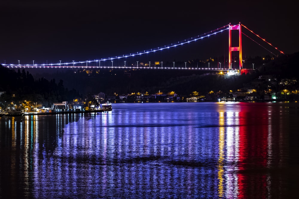 ponte iluminada vermelha e azul durante a noite