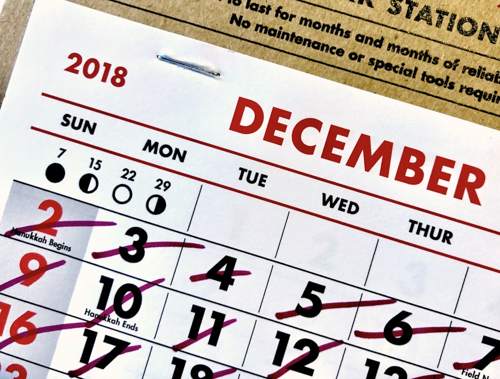 Calendário de dezembro de 2018 com marcas de risca