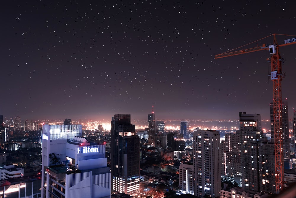 foto aérea da cidade durante a noite