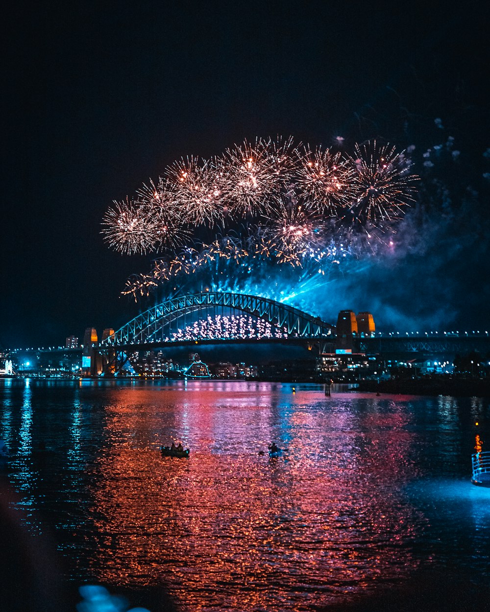 Queima de fogos perto da ponte