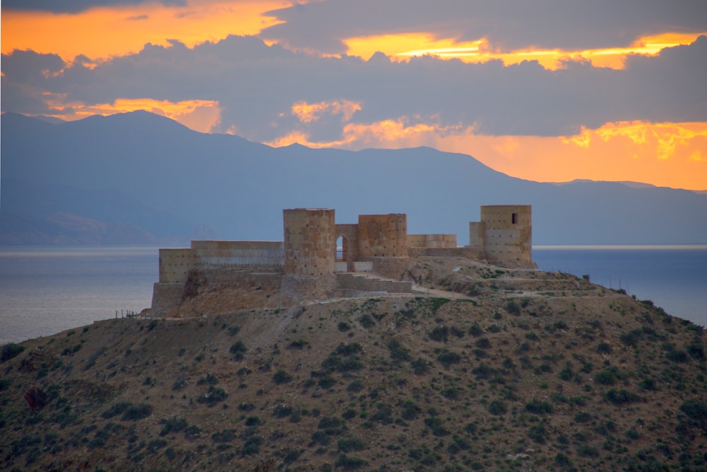 Fotografía de paisaje de castillo bajo cielo azul