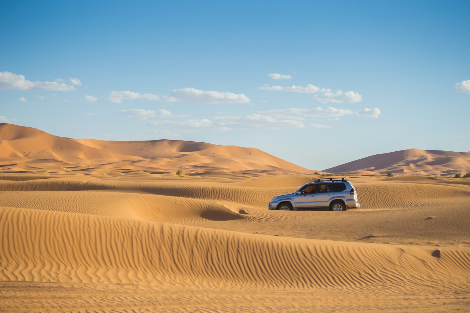 Canon EOS 6D + Canon EF 75-300mm f/4-5.6 sample photo. Silver suv on desert photography