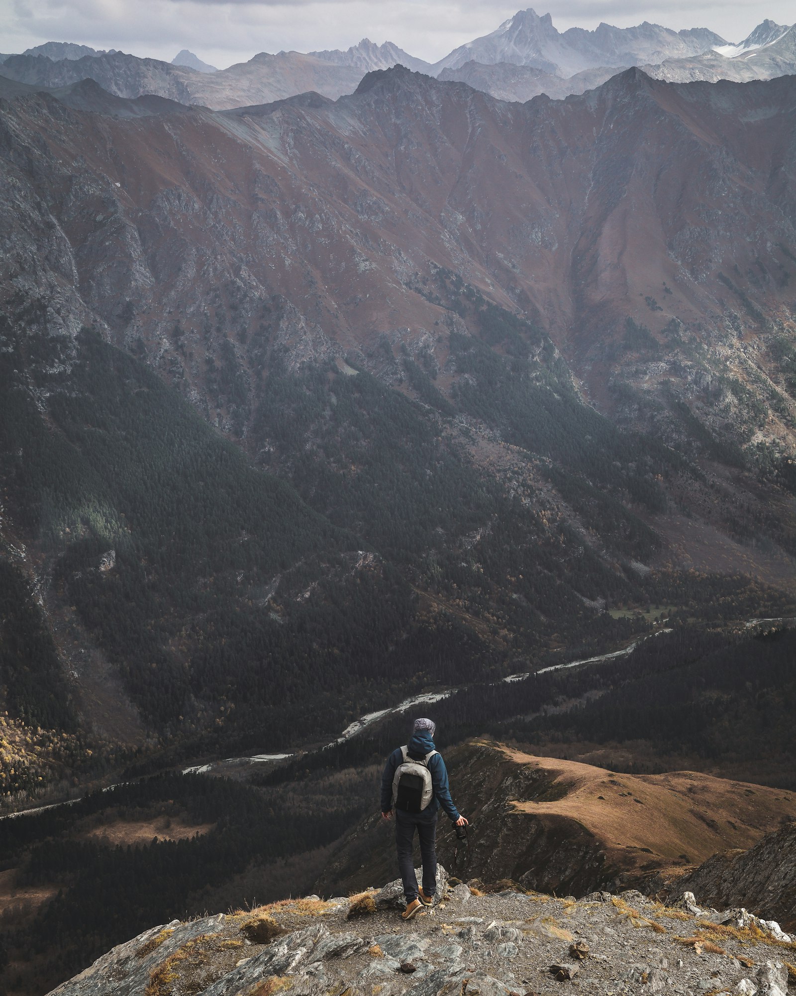 Nikon D5200 + Sigma 17-50mm F2.8 EX DC OS HSM sample photo. Person standing near cliff photography