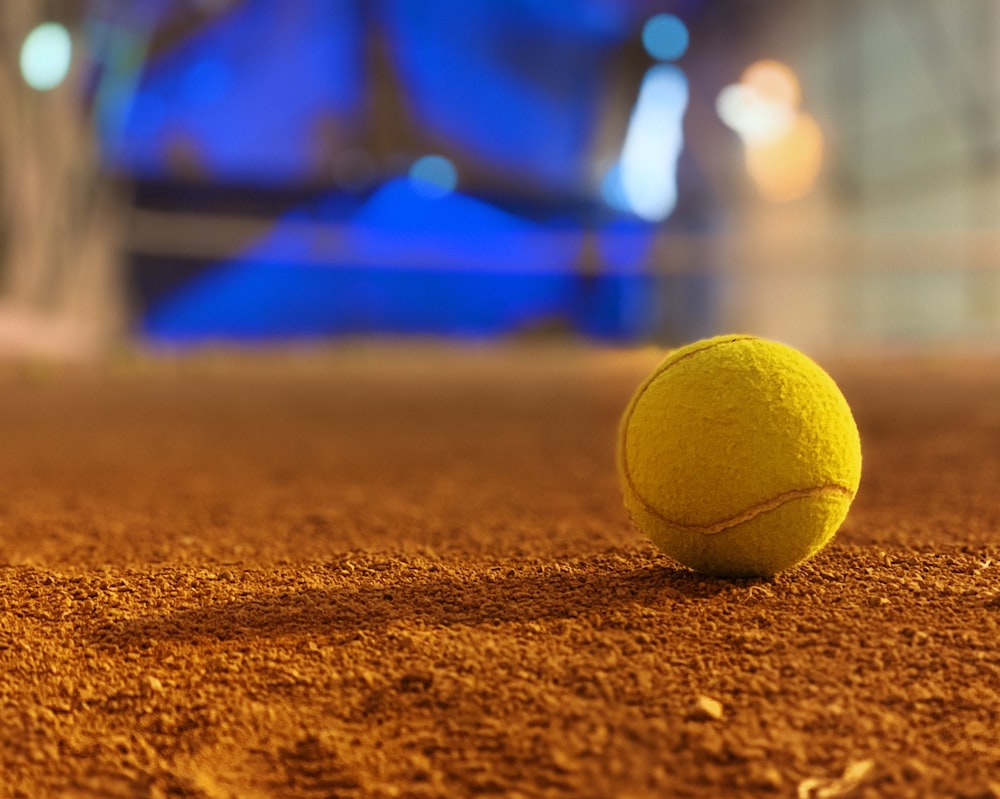 Fotografía de enfoque selectivo de pelota de tenis