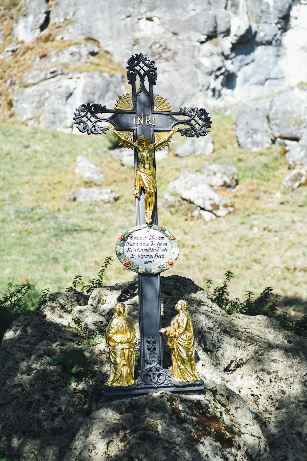 Foto de enfoque superficial de la figura del crucifijo