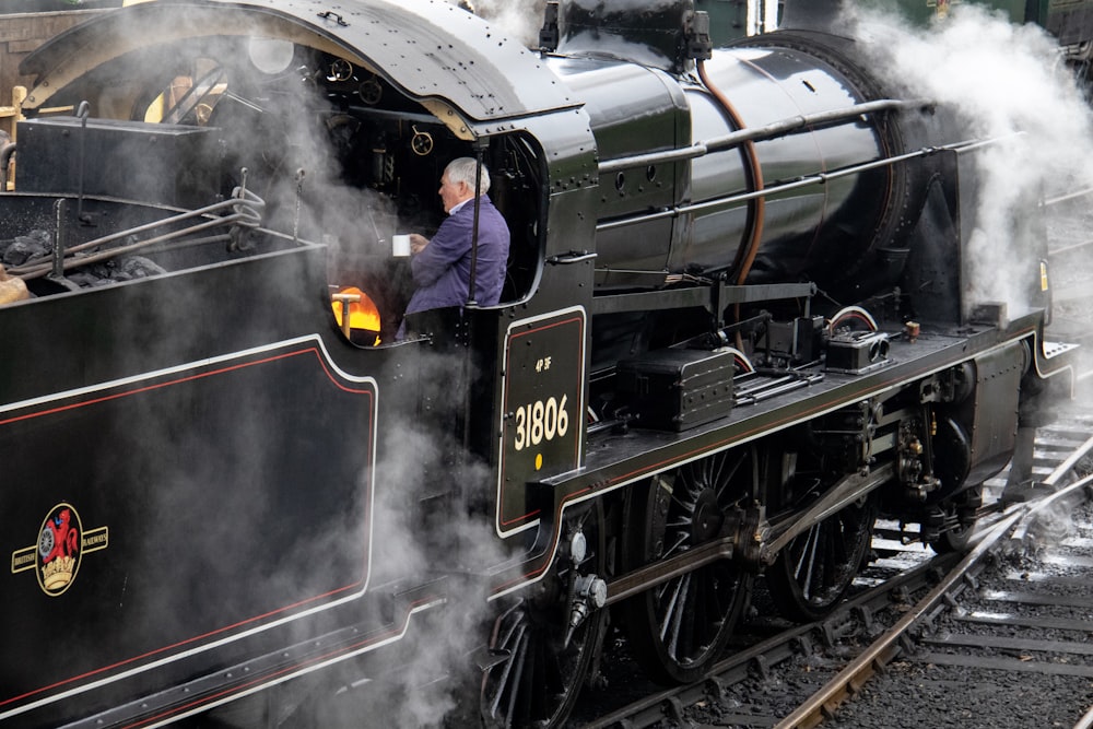 Hombre de pie dentro del tren de vapor