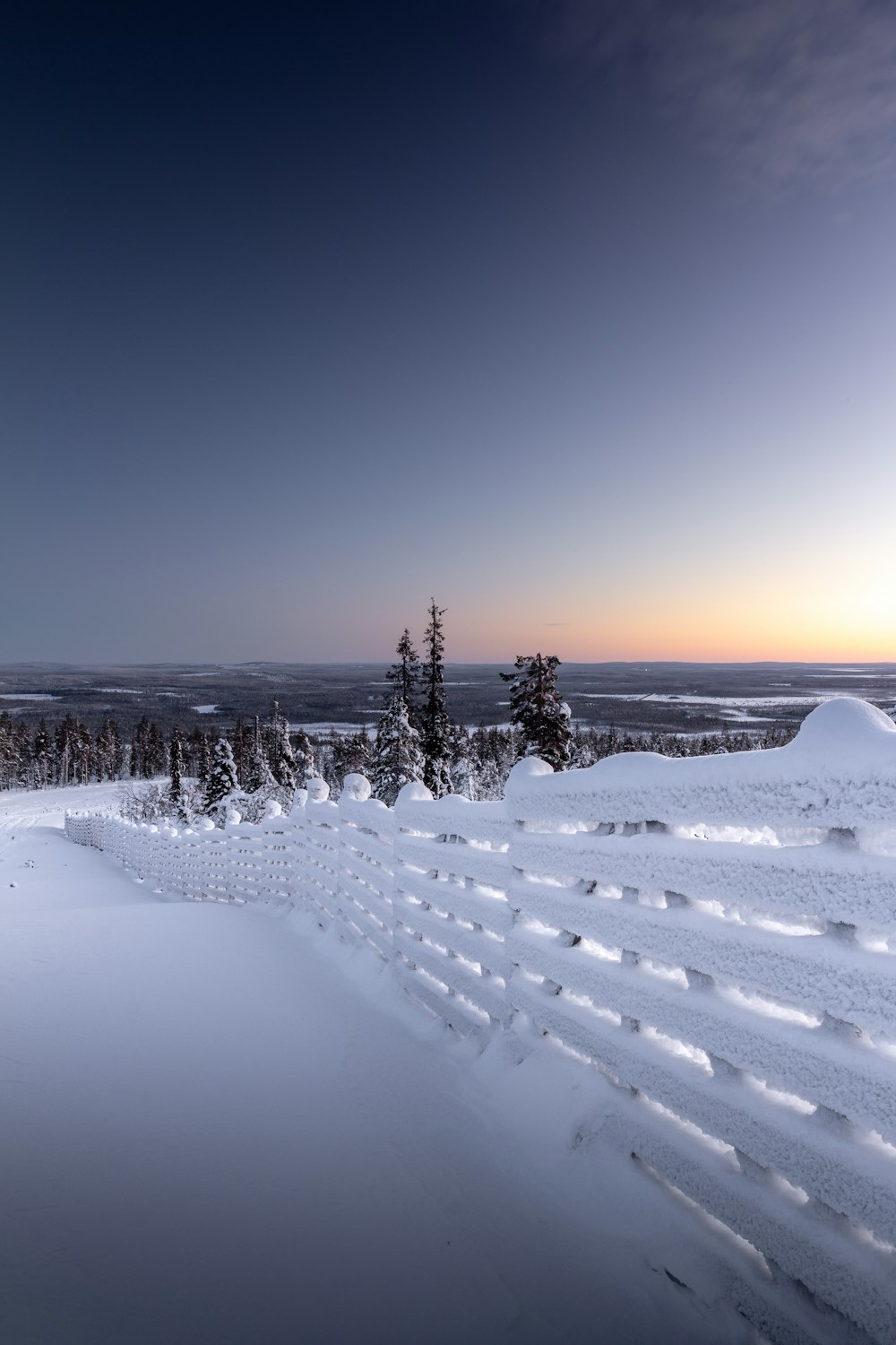 valla cubierta de nieve durante el día