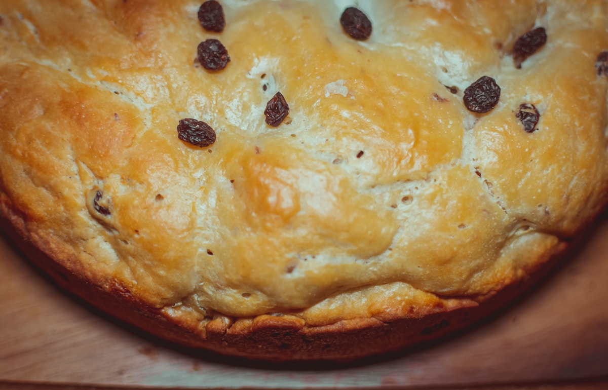 How can you make a chocolate chip dessert pizza just like Pizza Inn?