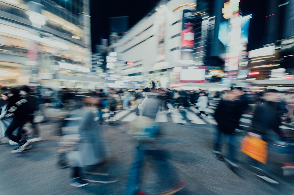 夜の渋谷スクランブル交差点を歩く人々