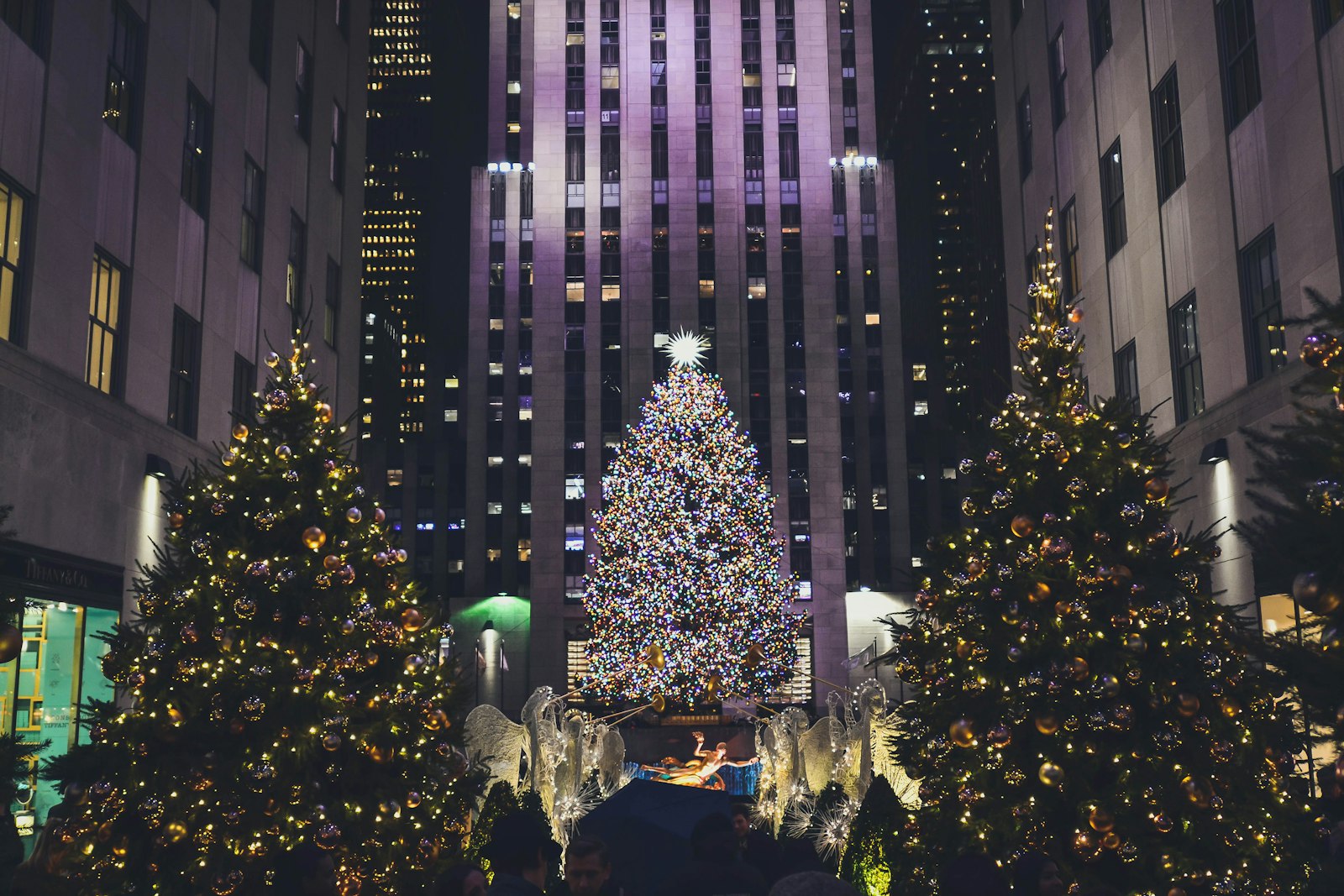 Árbol de Navidad del Rockefeller Center iluminado en Manhattan
