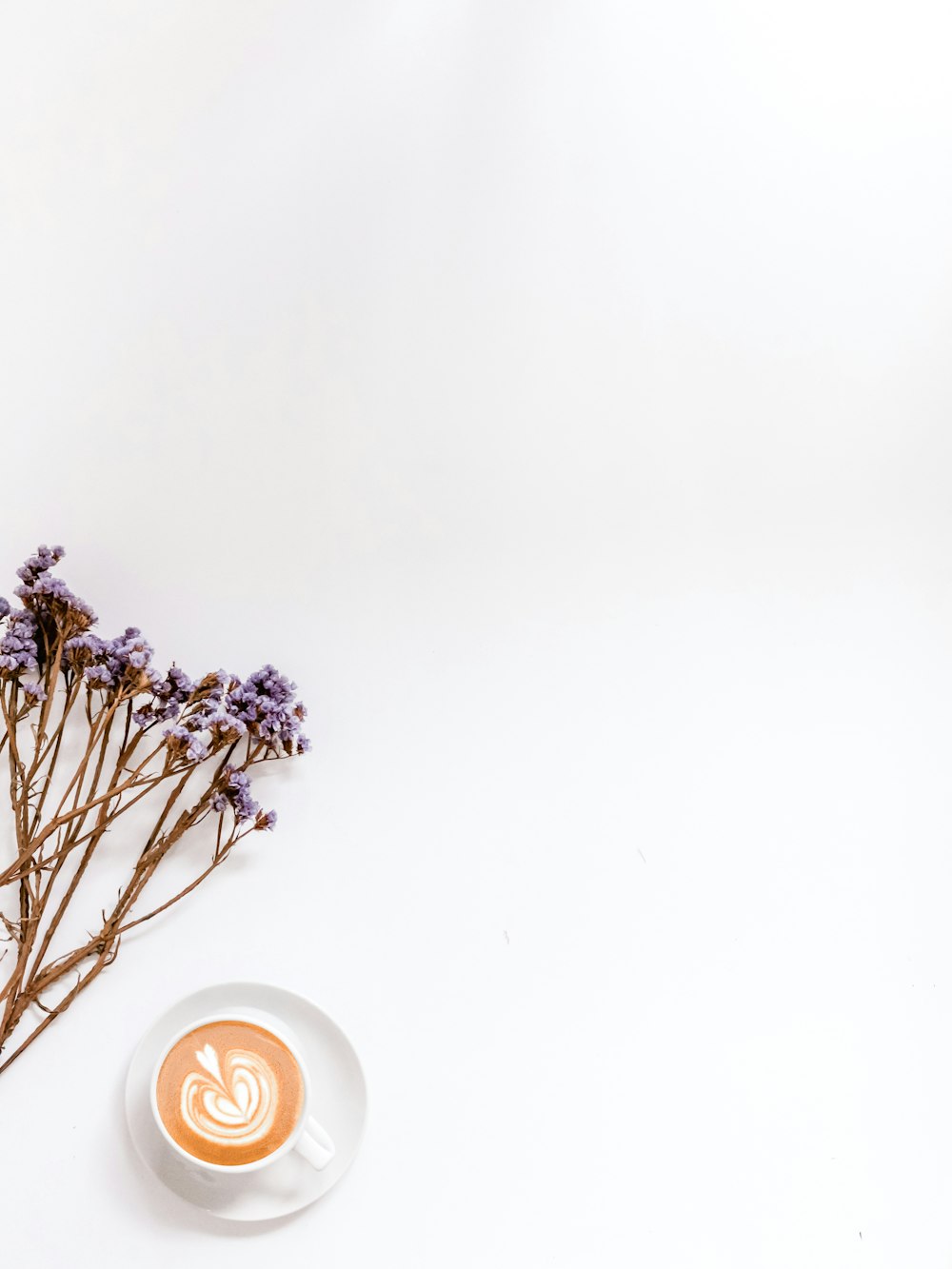 Fotografia flat-lay de café com leite em caneca branca