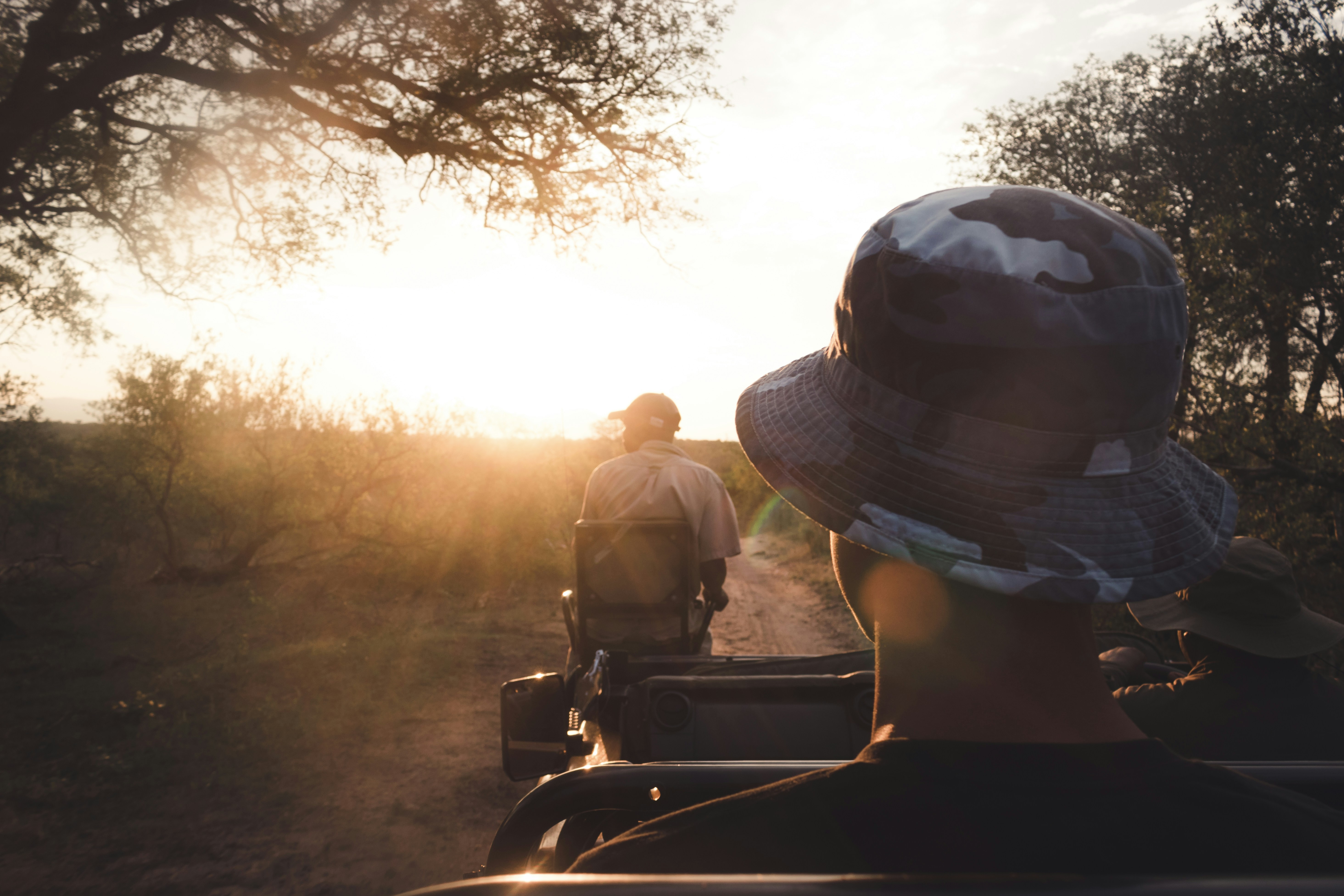 Drei Männer auf einem Auto