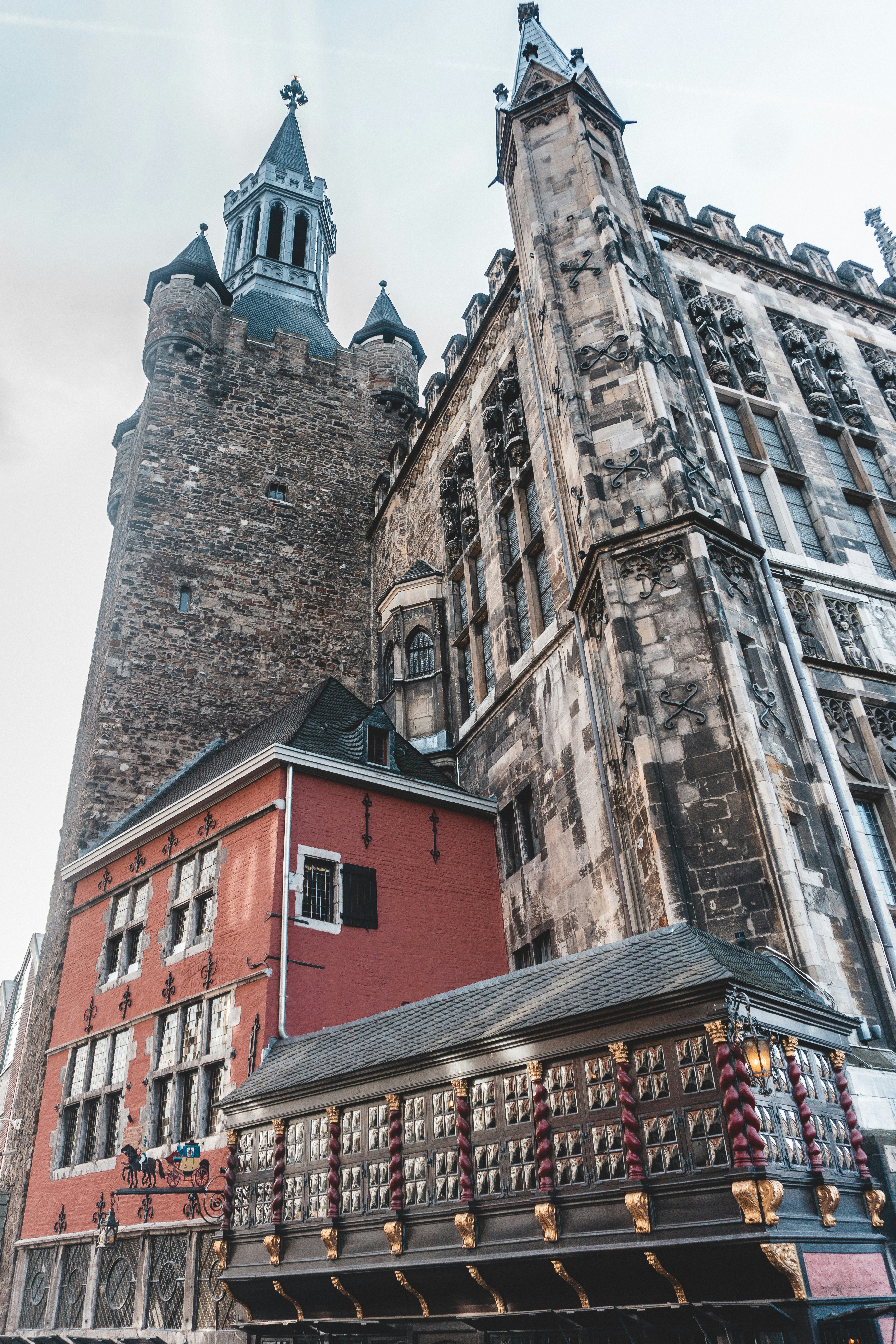 mehrstöckige Gebäude aus Beton tagsüber