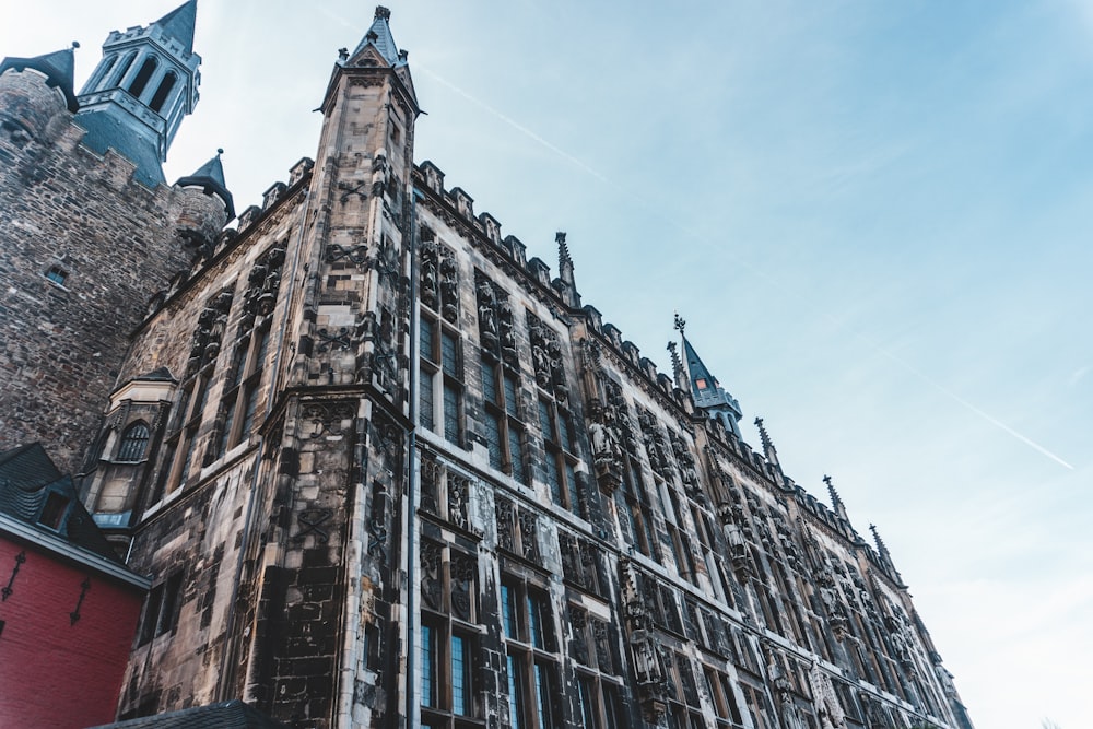 Fotografía de ángulo bajo de un edificio de gran altura