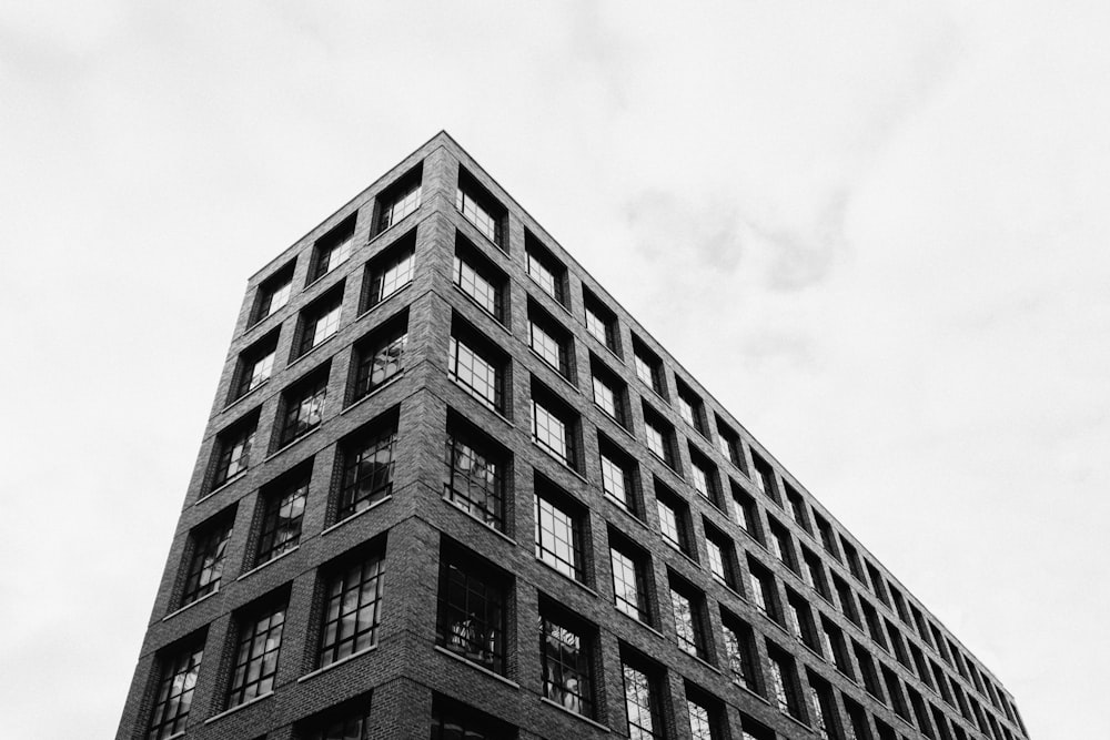 Edificio de hormigón gris bajo el cielo blanco