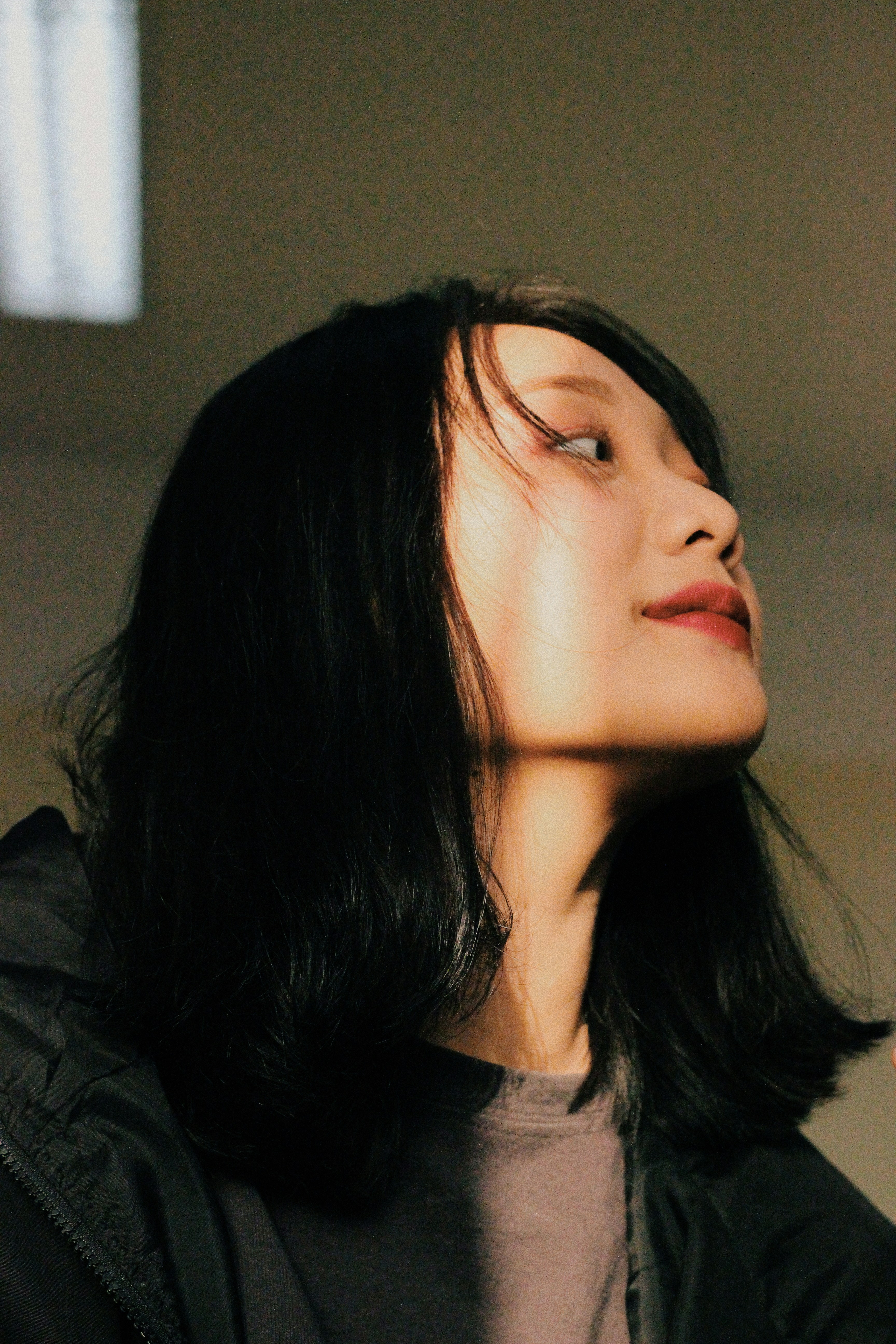 woman wearing black zip-up jacket