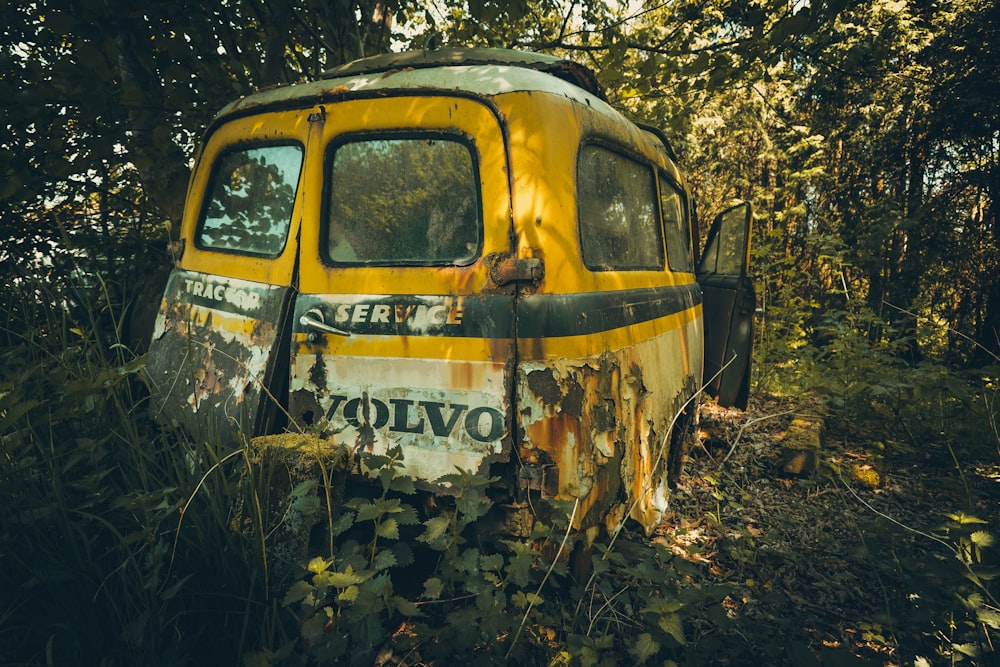 épave de la fourgonnette Volvo jaune dans la forêt