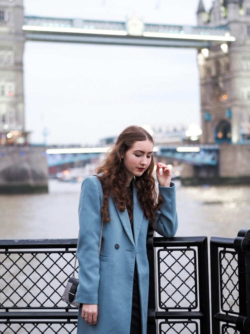 donna in piedi vicino al Tower Bridge di Londra