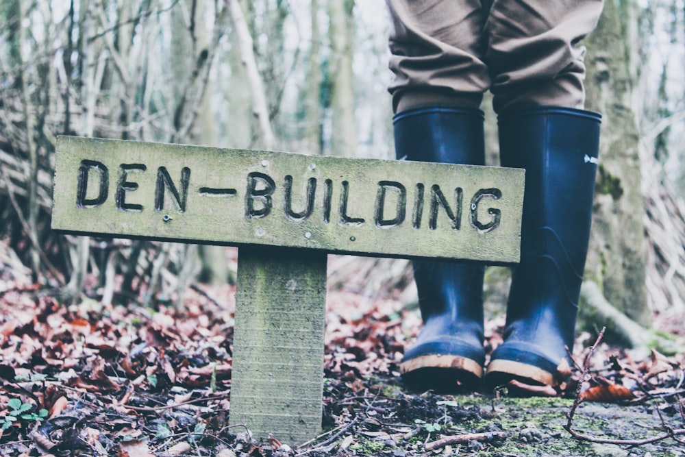 Den-Building print road sign