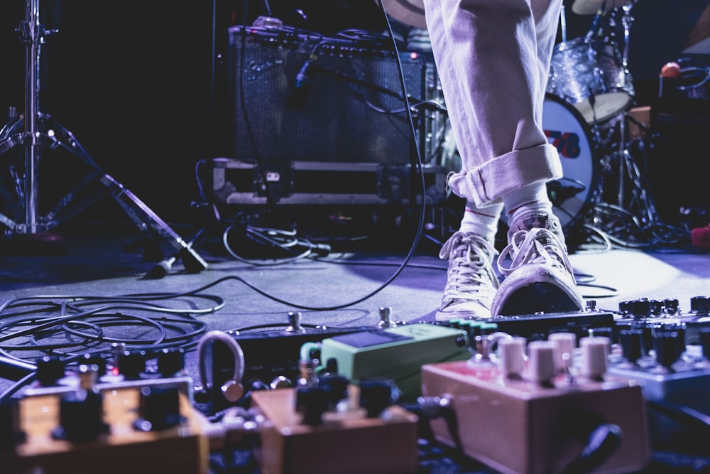 persona che calpesta la distorsione della chitarra