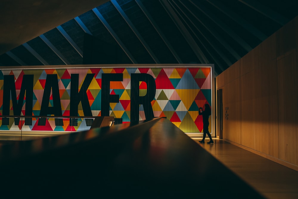 silhouette de personne debout à l’intérieur du bâtiment