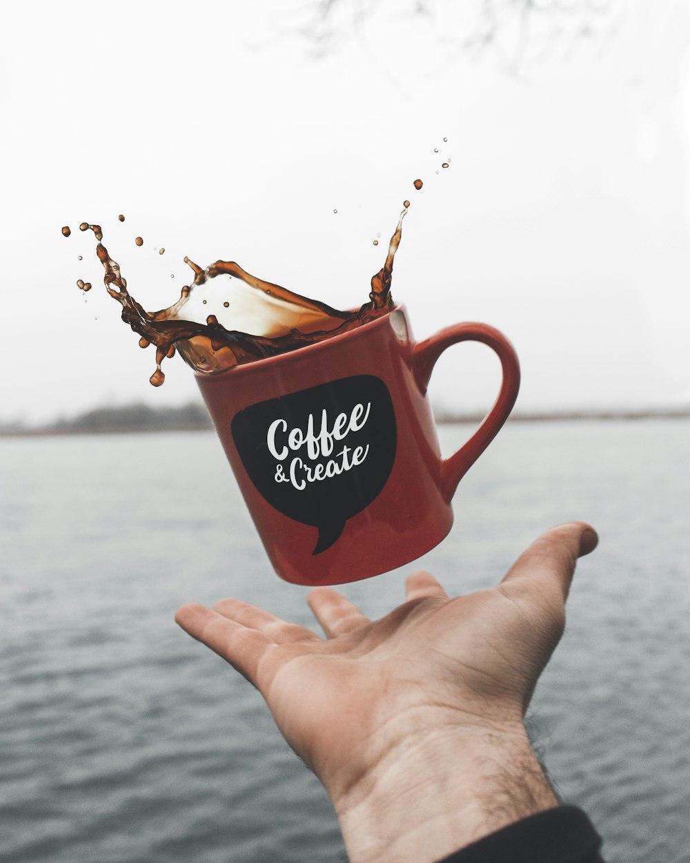 Tasse en céramique brune remplie de liquide marron