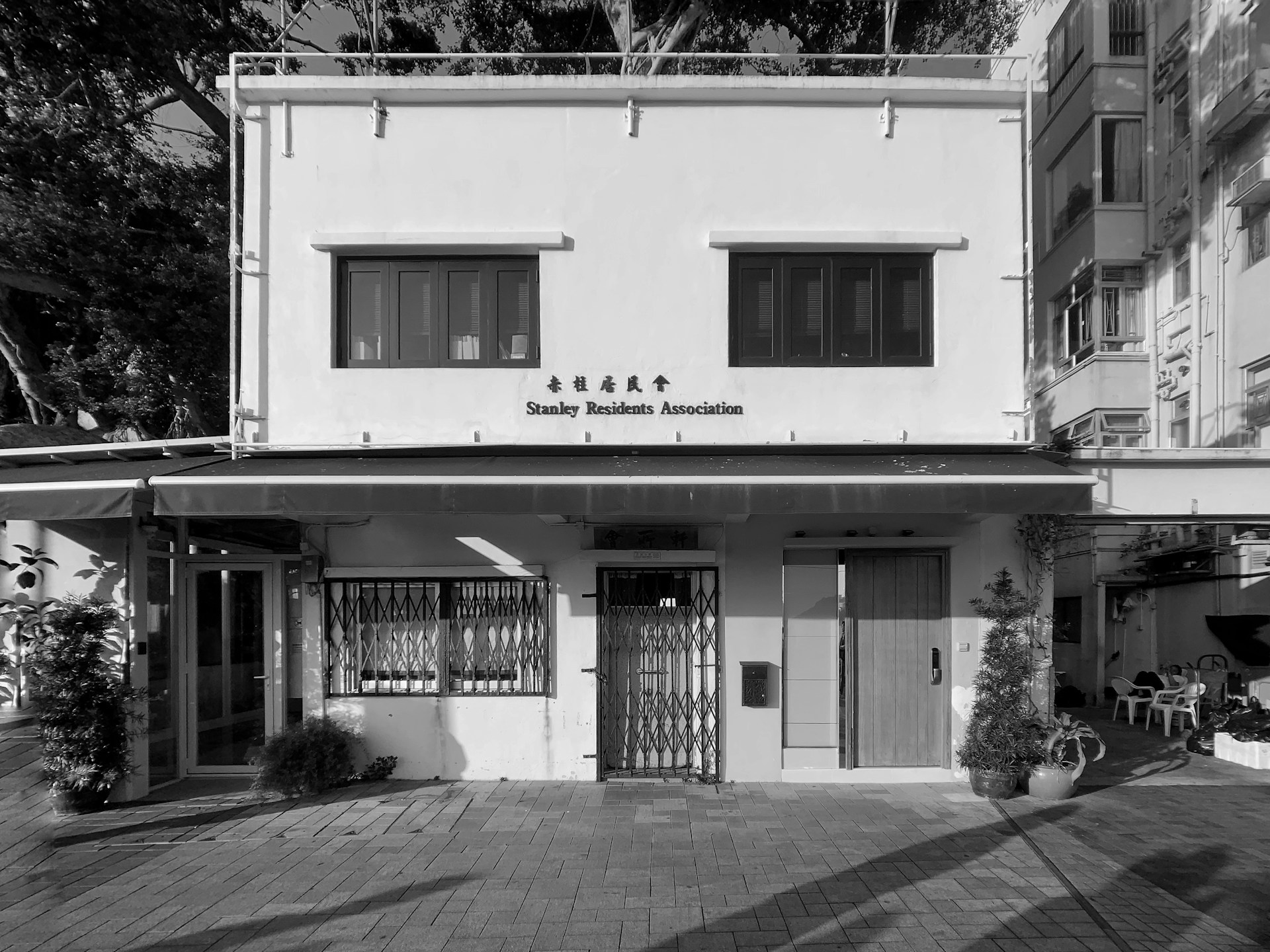 gray computer monitor