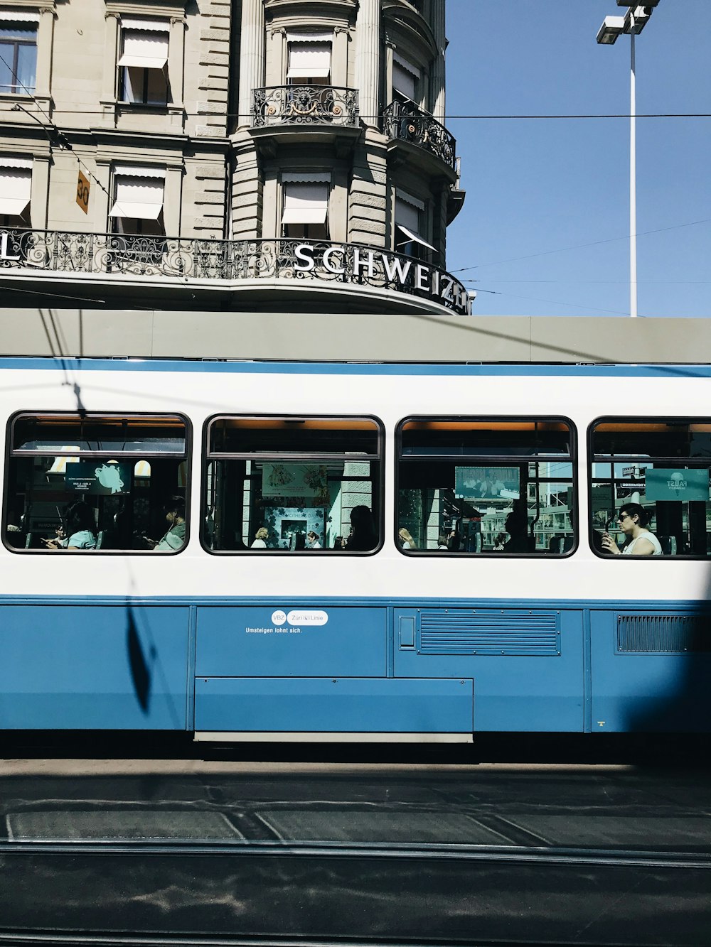 Train bleu et blanc près du bâtiment pendant la journée