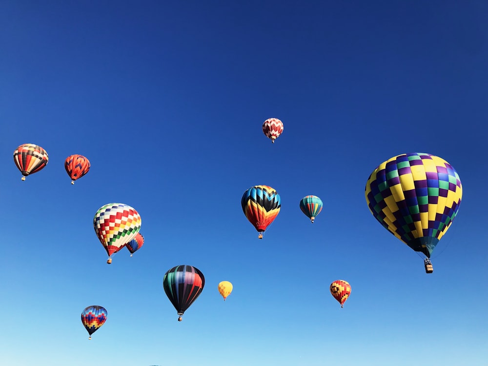 mongolfiere sotto il cielo blu durante il giorno