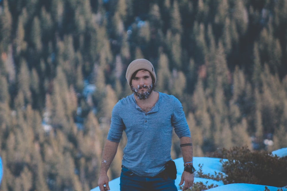 Photographie sélective de l’homme dans la forêt