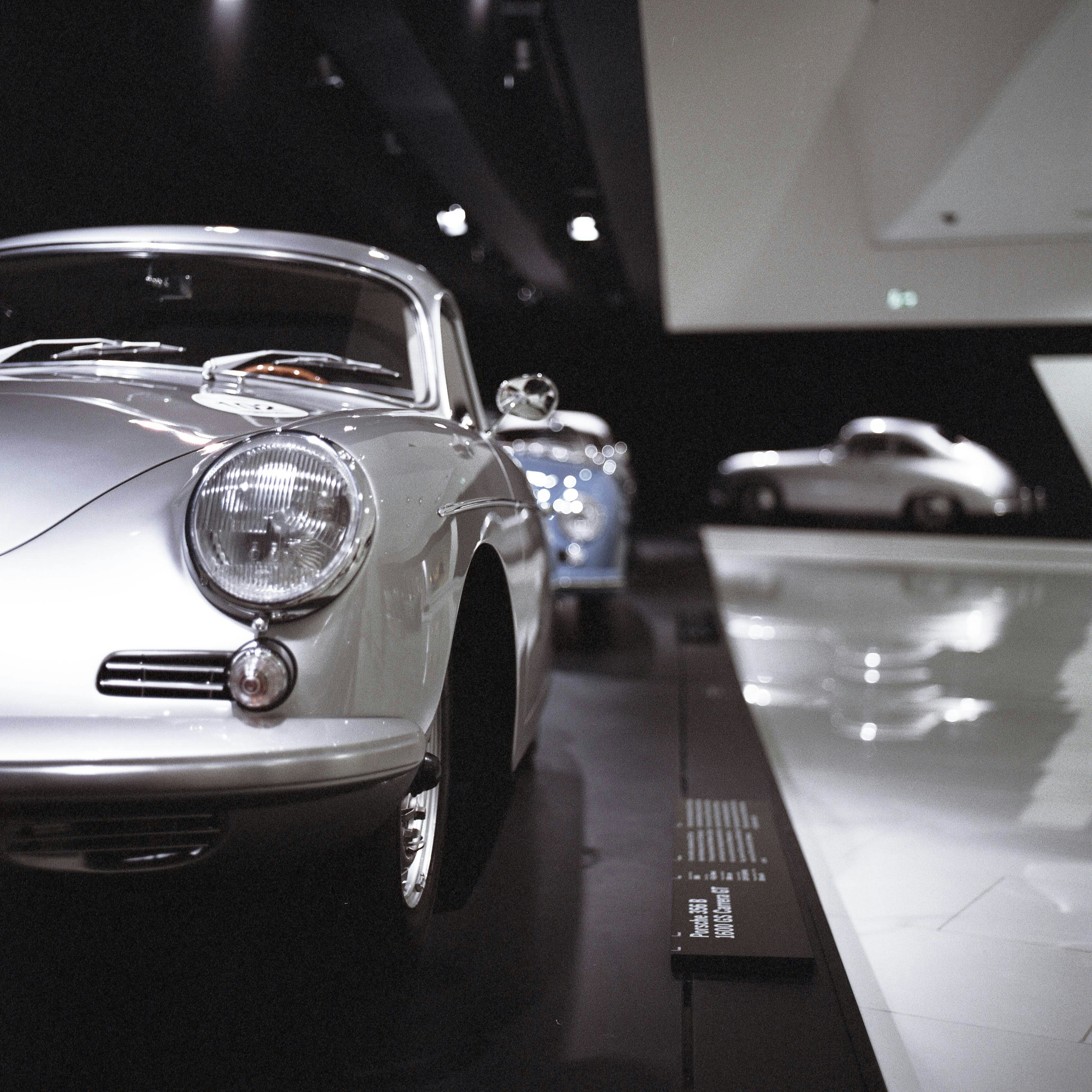 Voiture classique grise à l’intérieur de la chambre