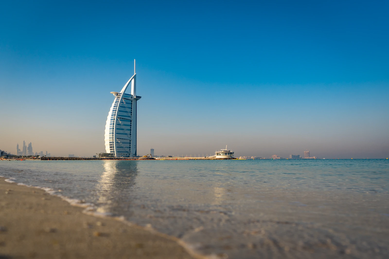 Le Burj Al Arab vu depuis la plage de Jumeirah à Dubaï