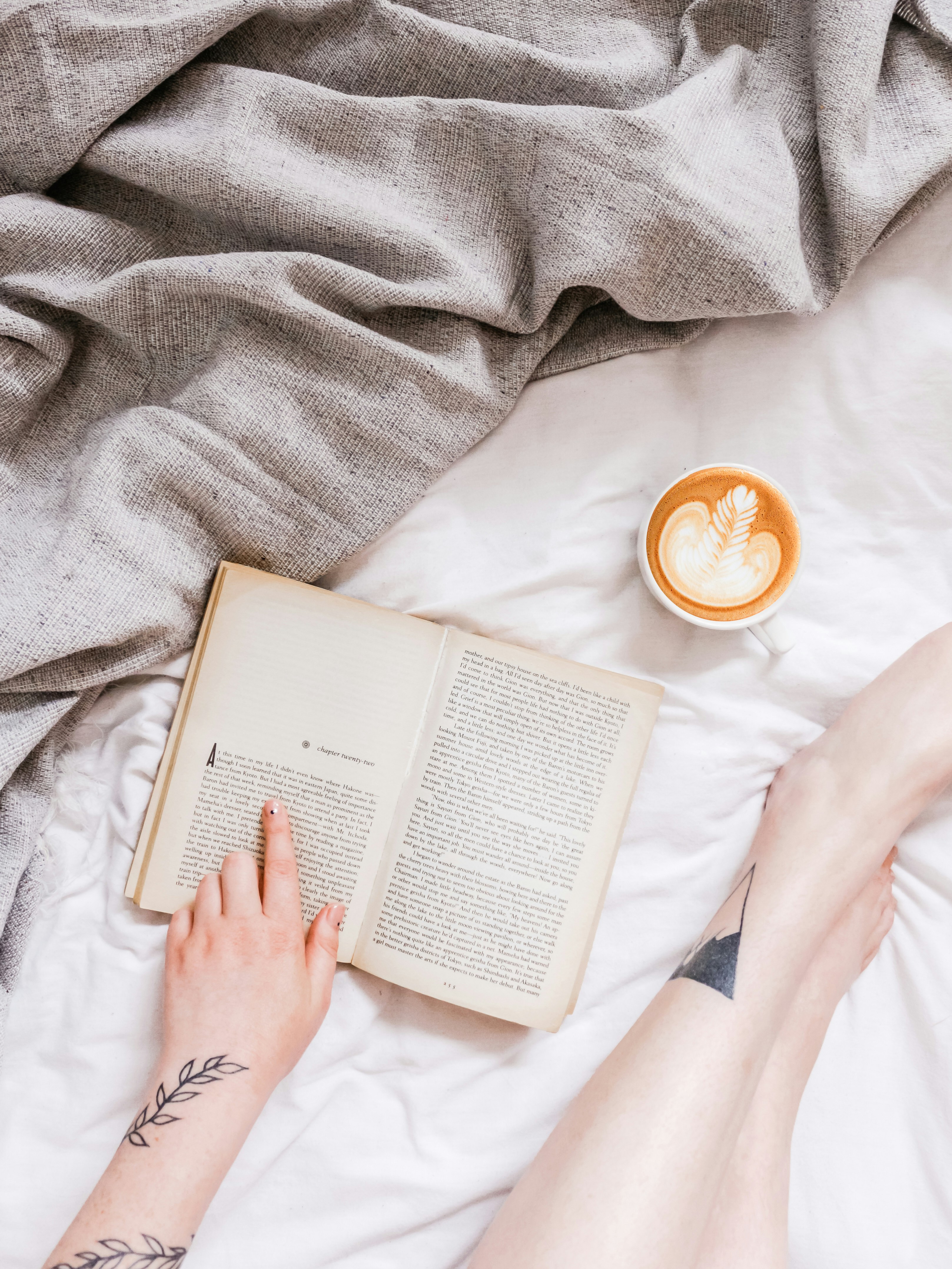 本を読む人の写真 Unsplashで見つける読書の隅の無料写真