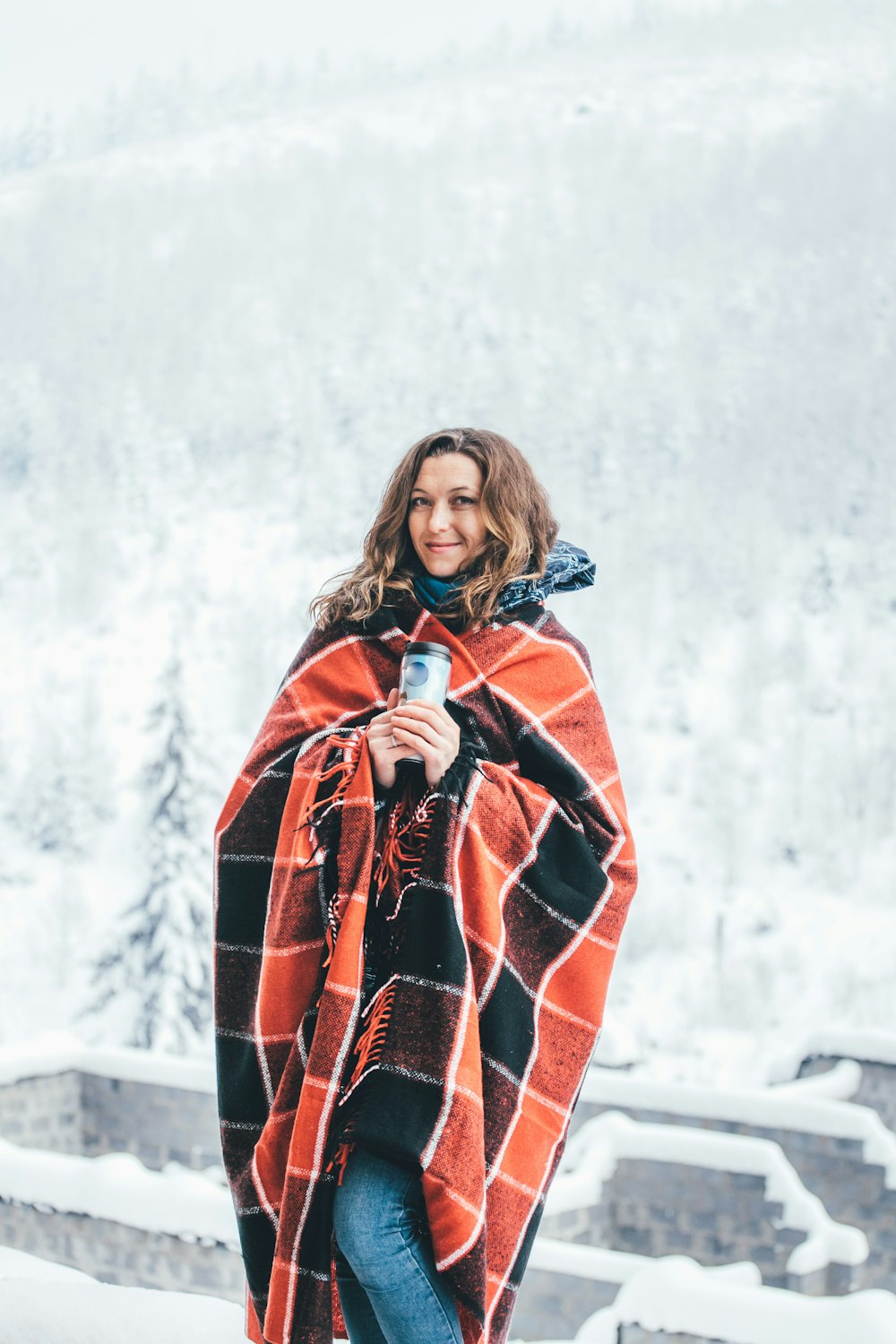 mujer sonriente con abrigo naranja