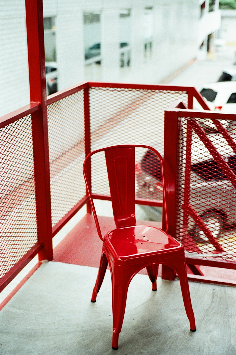 Roter Stuhl in der Nähe der Treppe